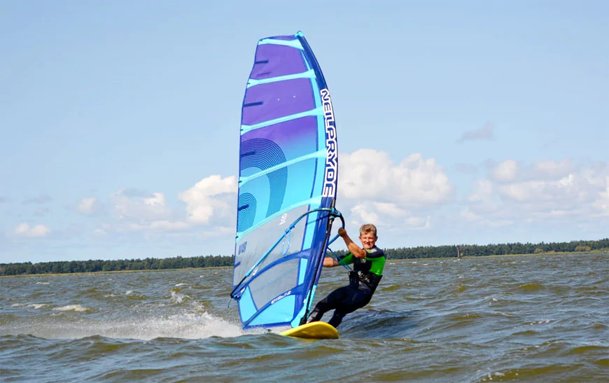 Neilpryde V8 żagiel w rękach instruktora i zaawansowanego amatora. TEST co warto wiedzieć