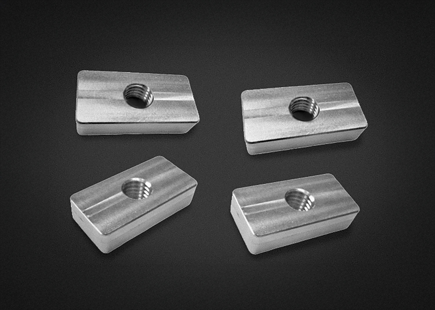 W komplecie nakrętki talerzowe